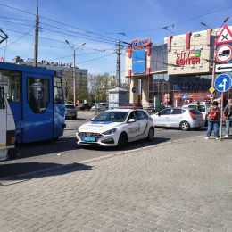 Через ДТП біля City Center рух трамваю №3 частково заблокований. Фото: НикВести
