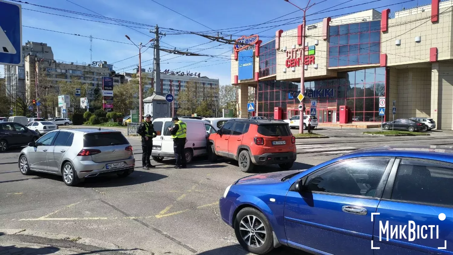 Через ДТП біля City Center рух трамваю №3 частково заблокований. Фото: МикВісті