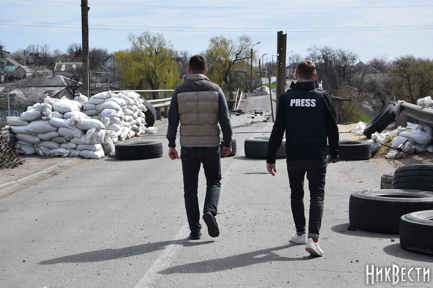 Знімальна група НикВести фільмує наслідки російських бомбардувань на початку вторгнення. Вознесенськ, березень 2022 року