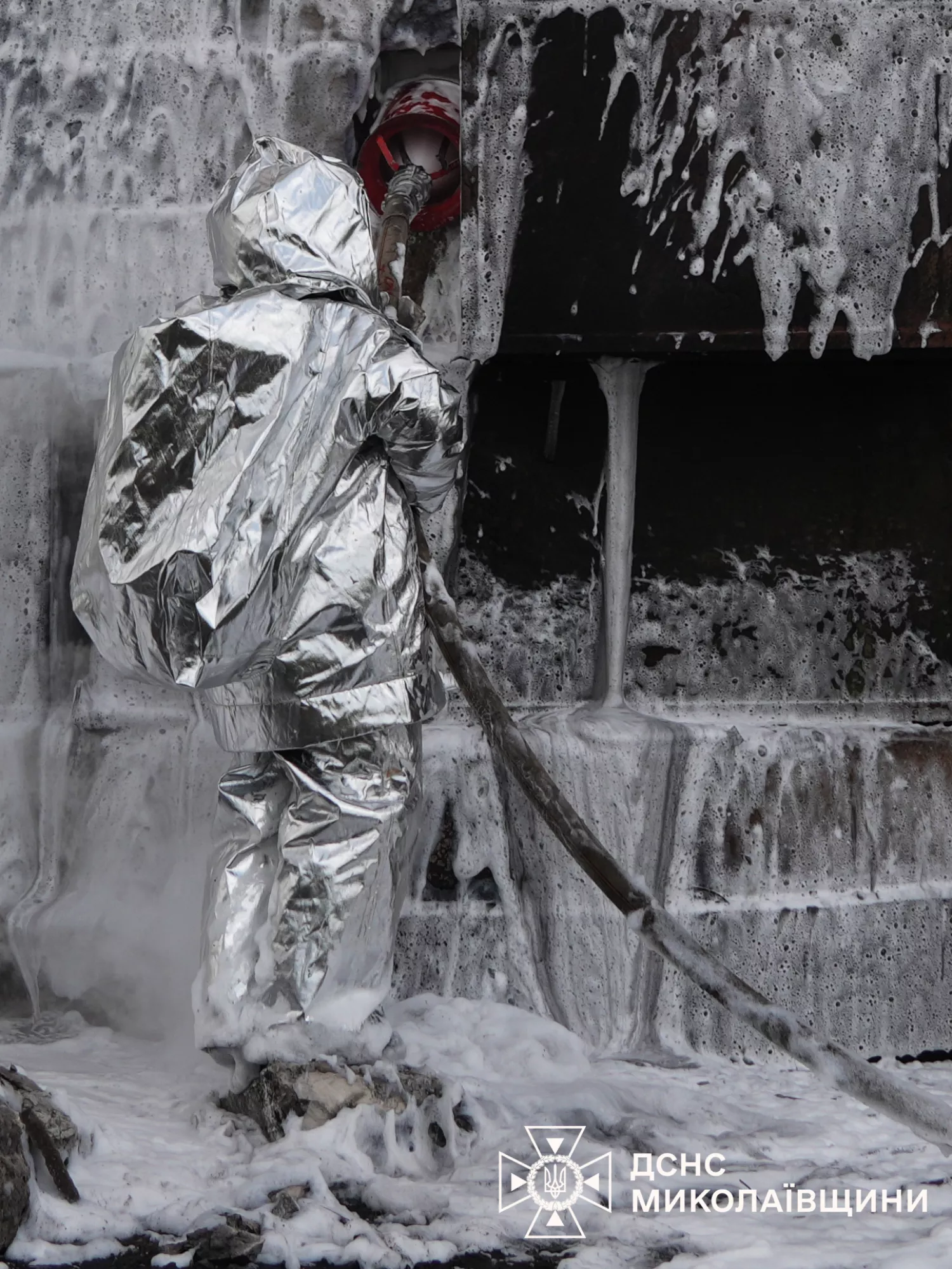 Наслідки обстрілу Миколаївщини. Фото: ДСНС