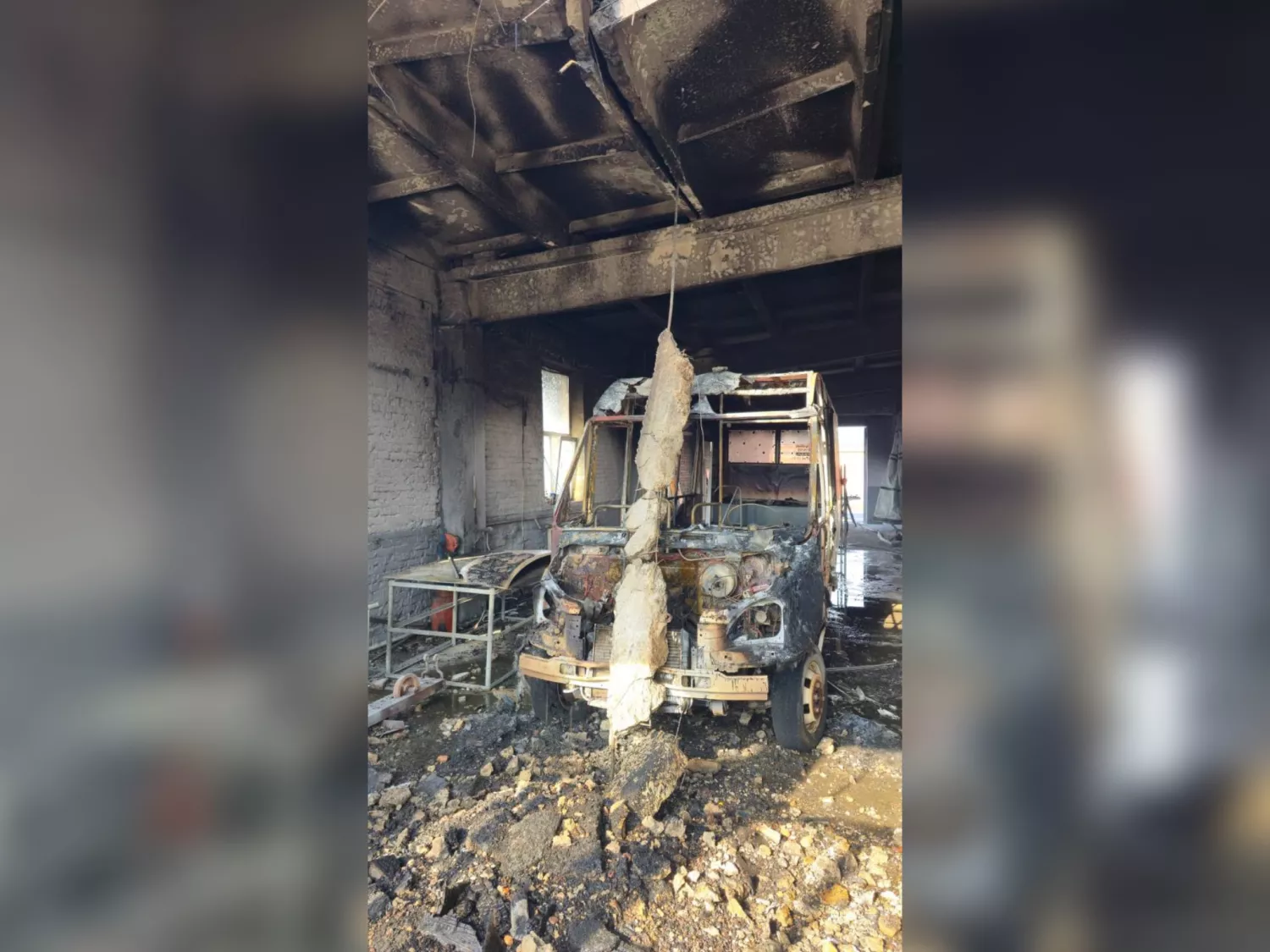 Машина згоріла у гаражі в Миколаєві під час атаки 4 квітня. Фото: Віталій Кім