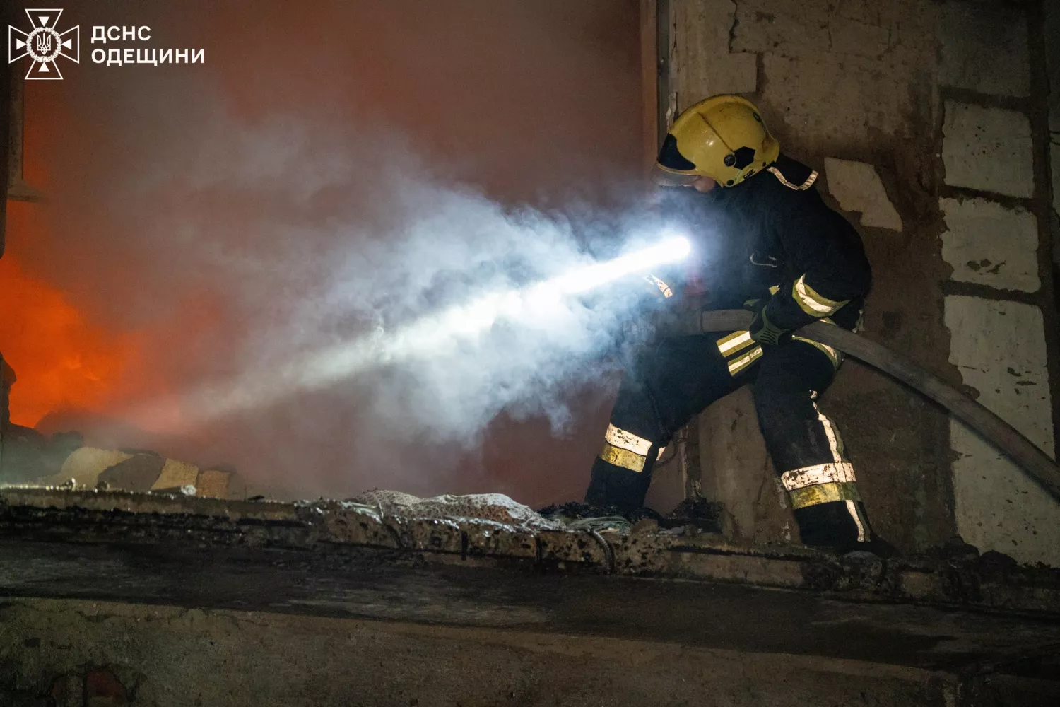 Наслідки обстрілу Одеси 5 квітня. Фото: ДСНС