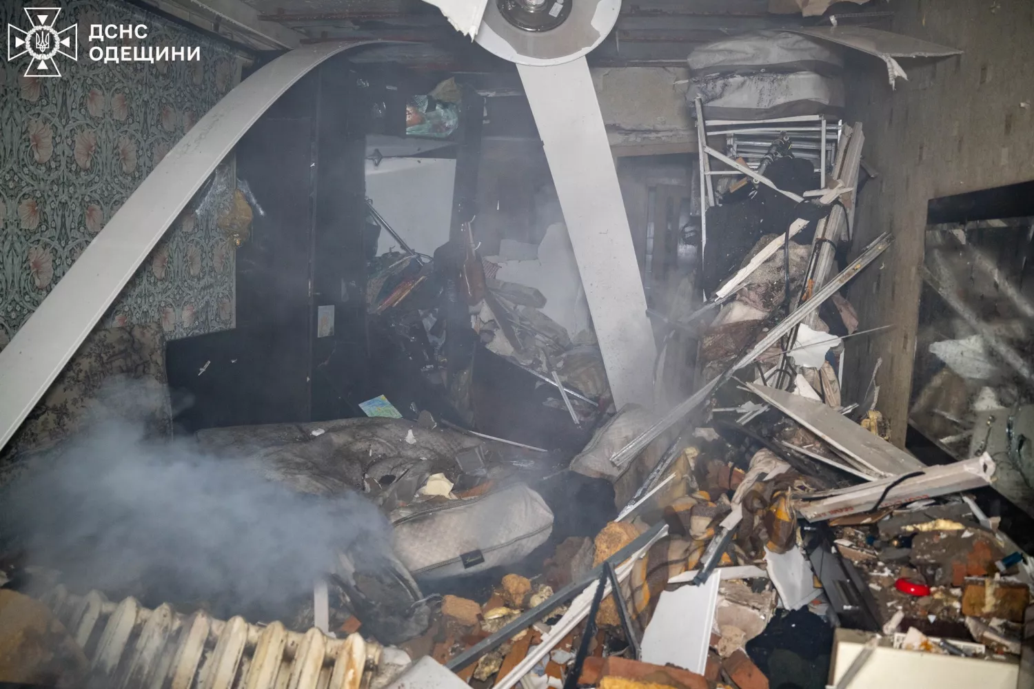 Наслідки обстрілу Одеси 5 квітня. Фото: ДСНС