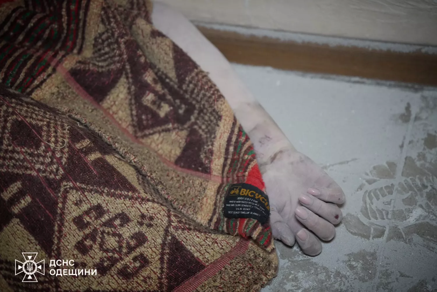 Російський дрон влучив у багатоповерхівку в Одесі 6 квітня. Фото: ДСНС