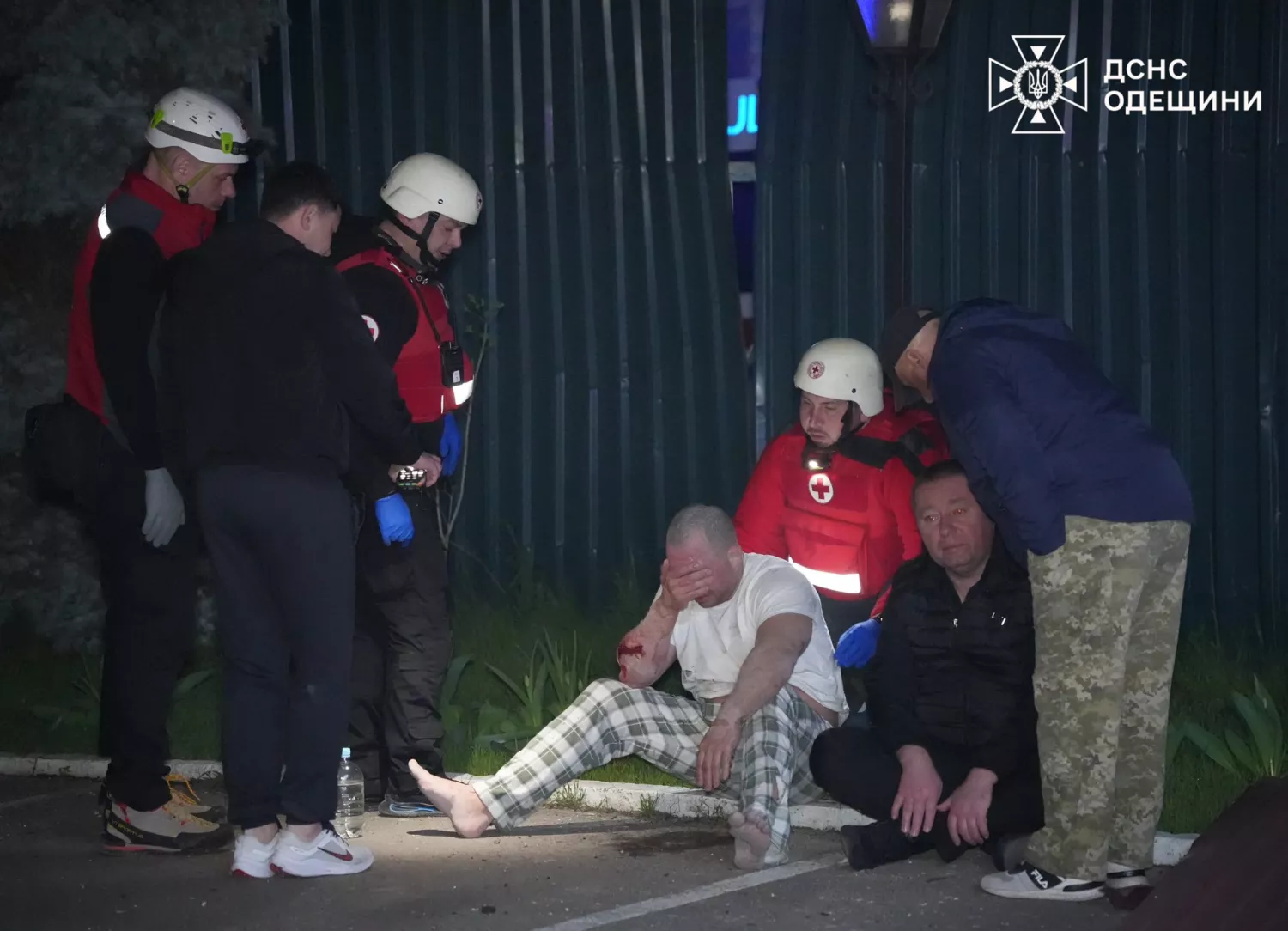 Російський дрон влучив у багатоповерхівку в Одесі 6 квітня. Фото: ДСНС