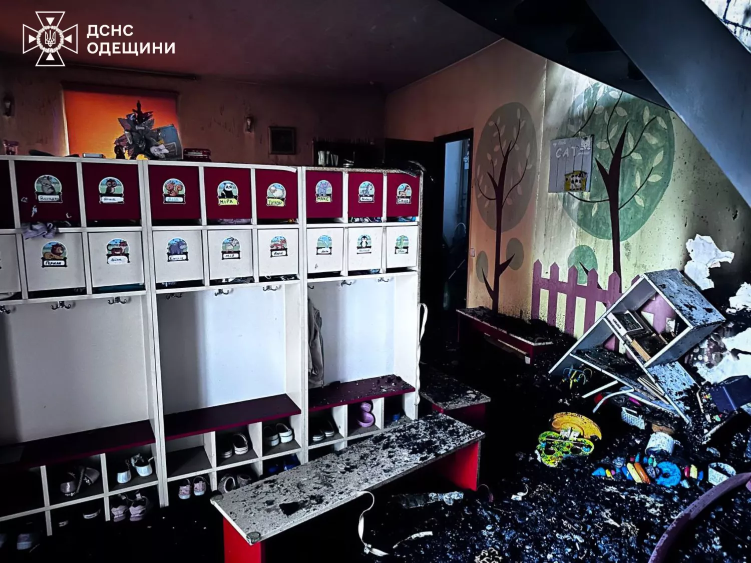 Російський дрон влучив у багатоповерхівку в Одесі 6 квітня. Фото: ДСНС