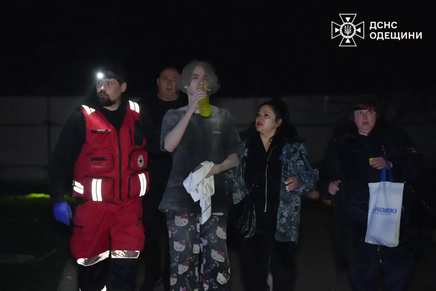 Російський дрон влучив у багатоповерхівку в Одесі 6 квітня. Фото: ДСНС