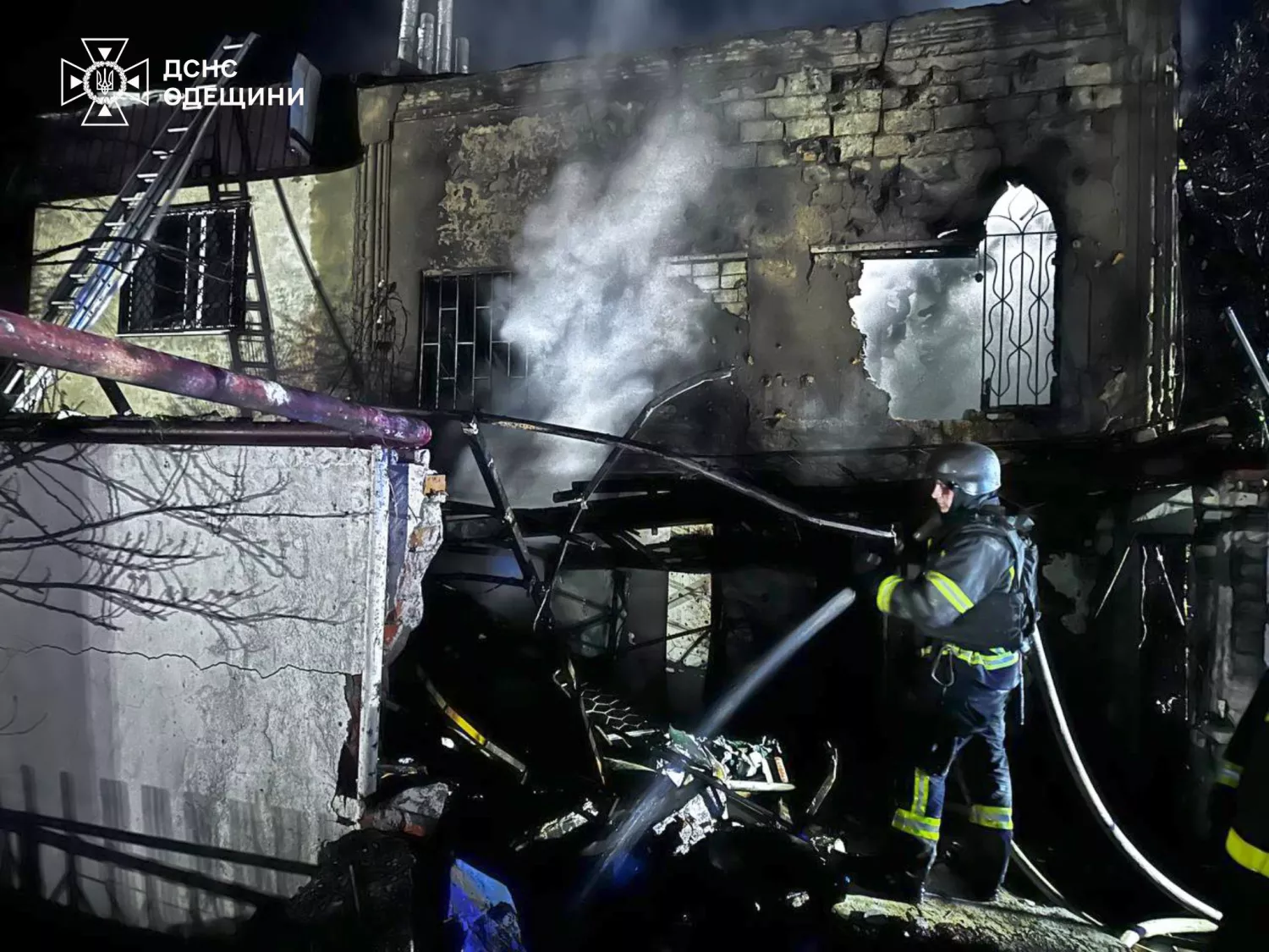 Російський дрон влучив у багатоповерхівку в Одесі 6 квітня. Фото: ДСНС