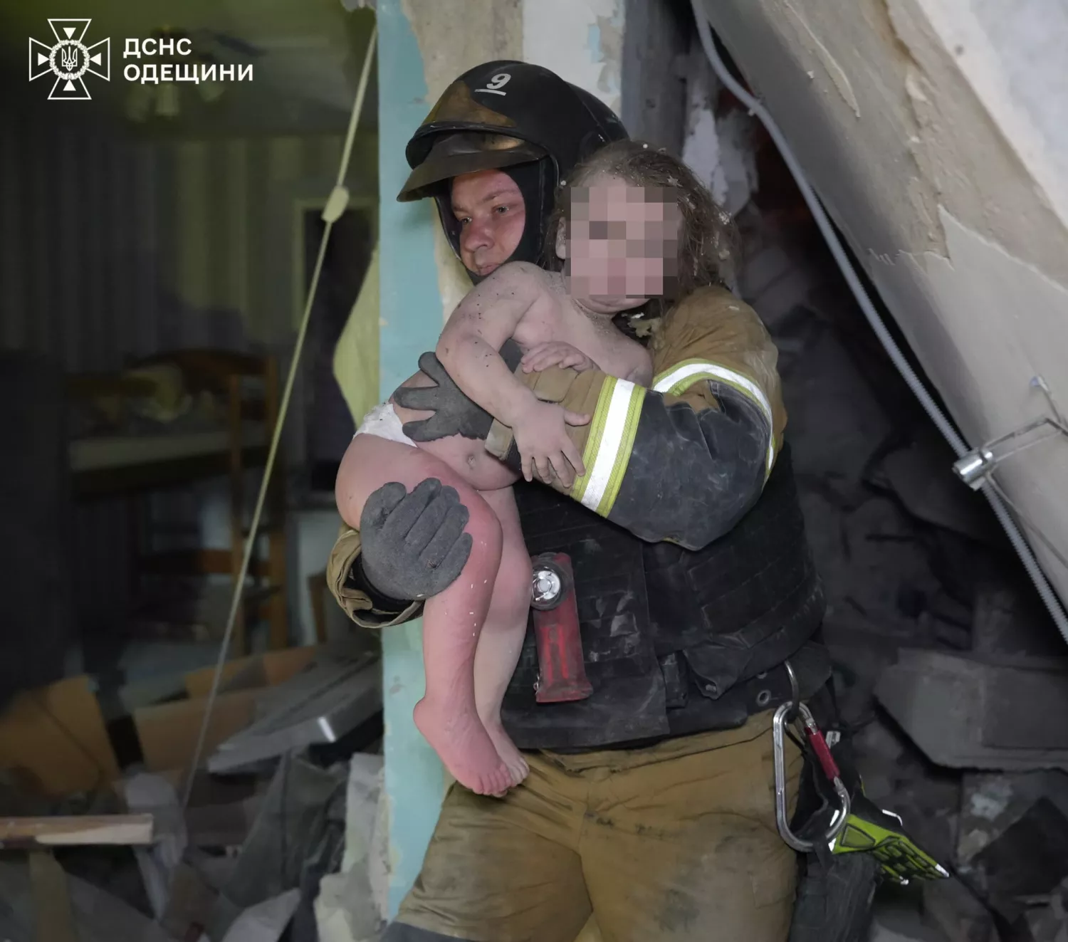 Російський дрон влучив у багатоповерхівку в Одесі 6 квітня. Фото: ДСНС