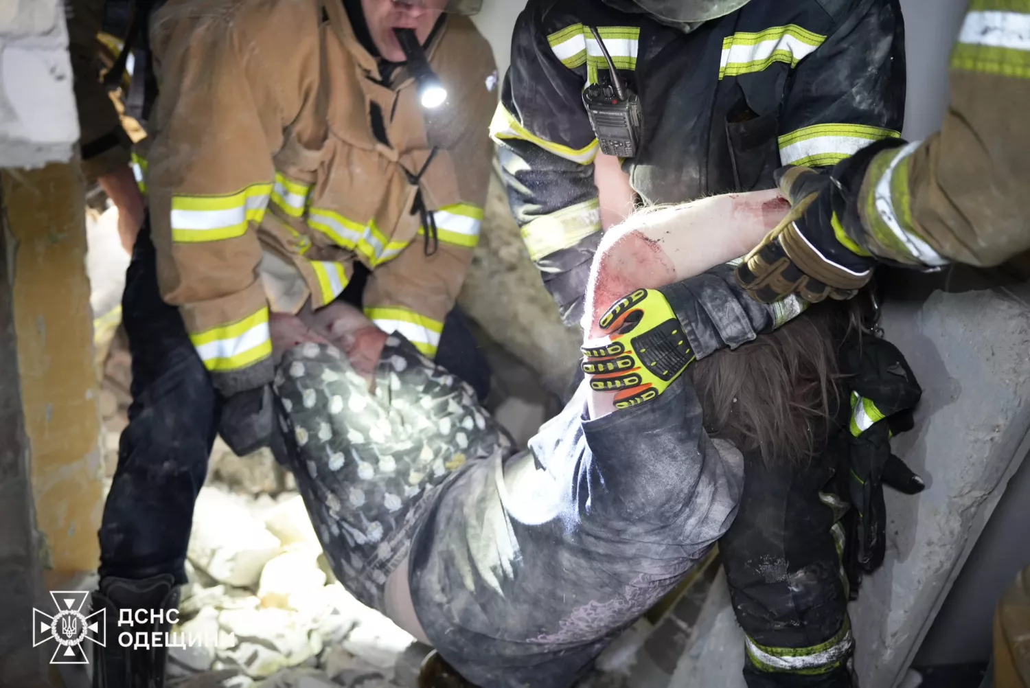 Російський дрон влучив у багатоповерхівку в Одесі 6 квітня. Фото: ДСНС