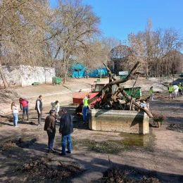 Миколаївському зоопарку містяни допомогли прибрати ставки. Фото: Миколаївський зоопарк