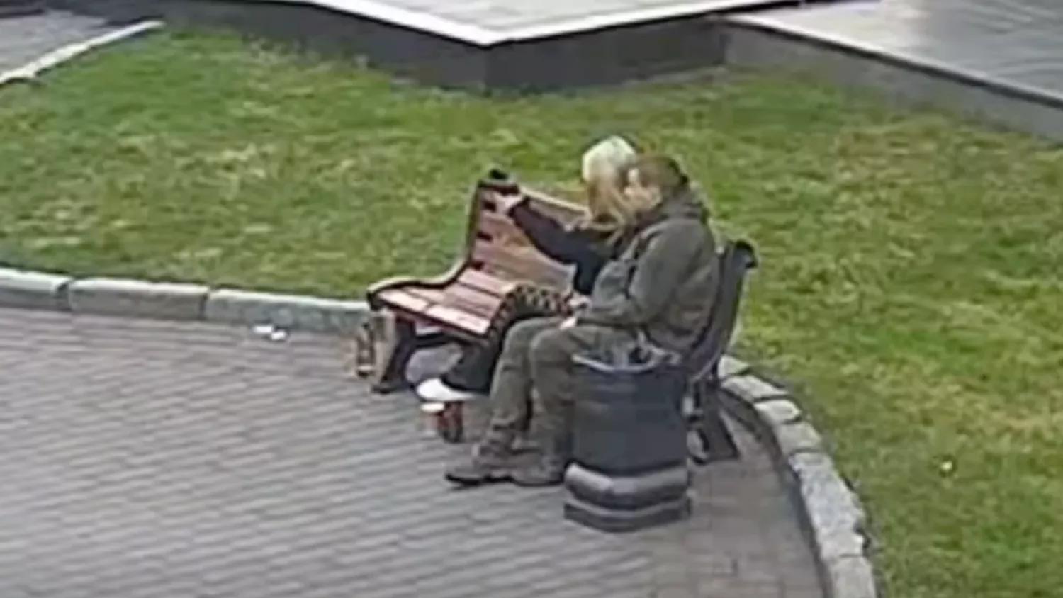 Дівчина стріляє з пістолета в центрі Луцька. Скриншот з відео