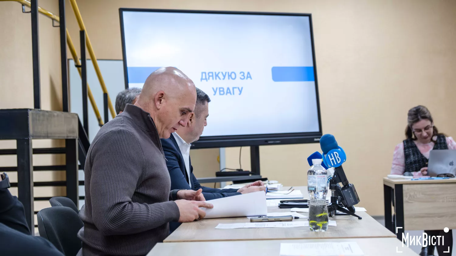 На відкритій апаратній нараді обговорили стан дитячих майданчиків. Фото: NikVesti