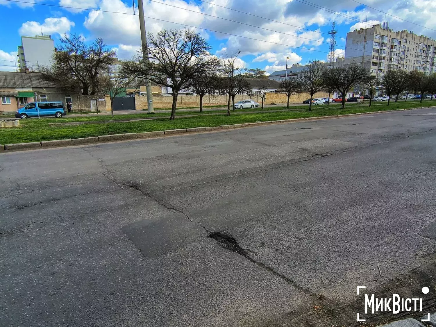 На непарній стороні вул. Пограничної утворилися ями. ФотоФото: НикВести