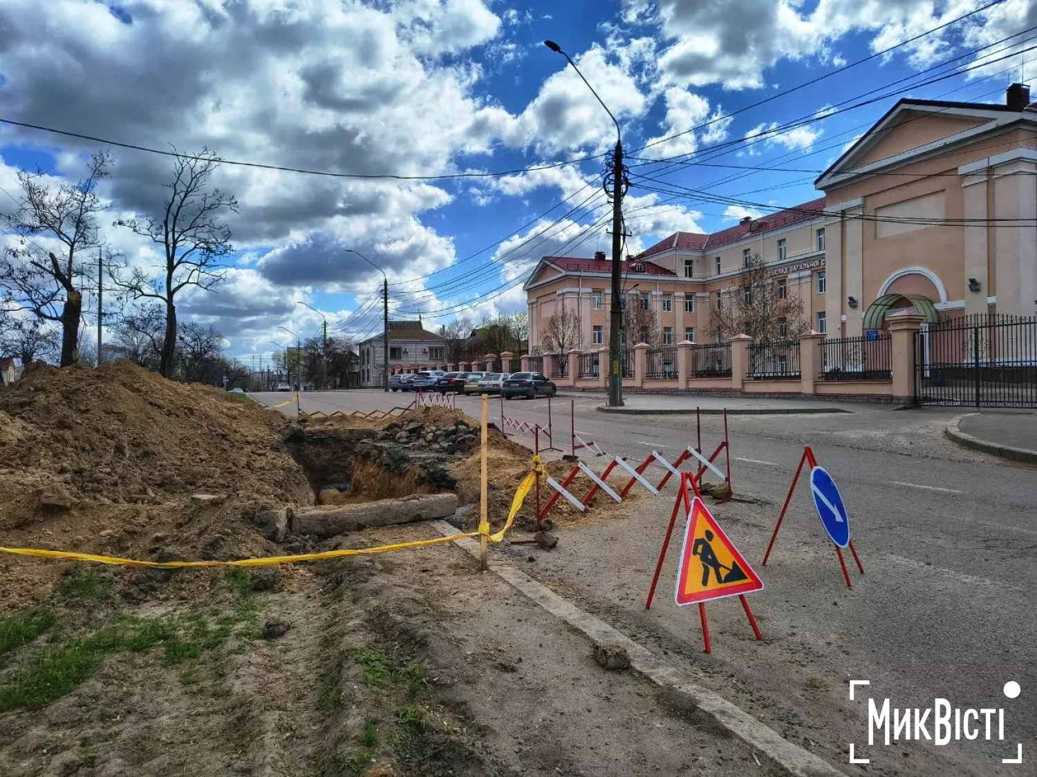 У деяких місцях по Пограничній комунальники продовжують ремонт. Фото: НикВести