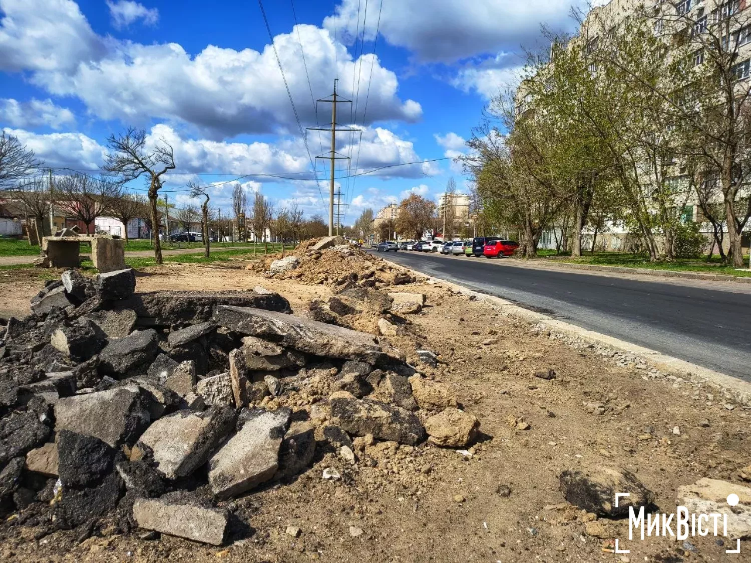 На бульварній частині вул. Пограничної залишаються залишки після ремонту. Фото: НикВести