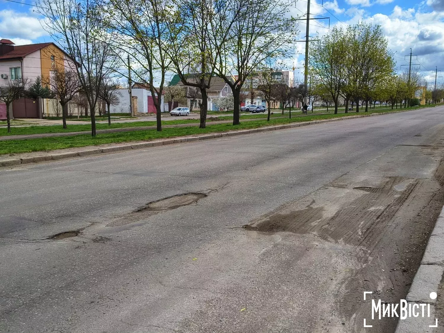 На непарній стороні вул. Пограничної утворилися ями. ФотоФото: НикВести