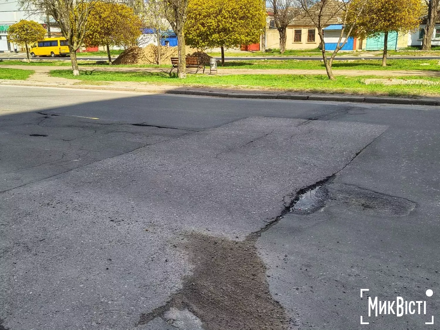 На непарній стороні вул. Пограничної утворилися ями. ФотоФото: НикВести