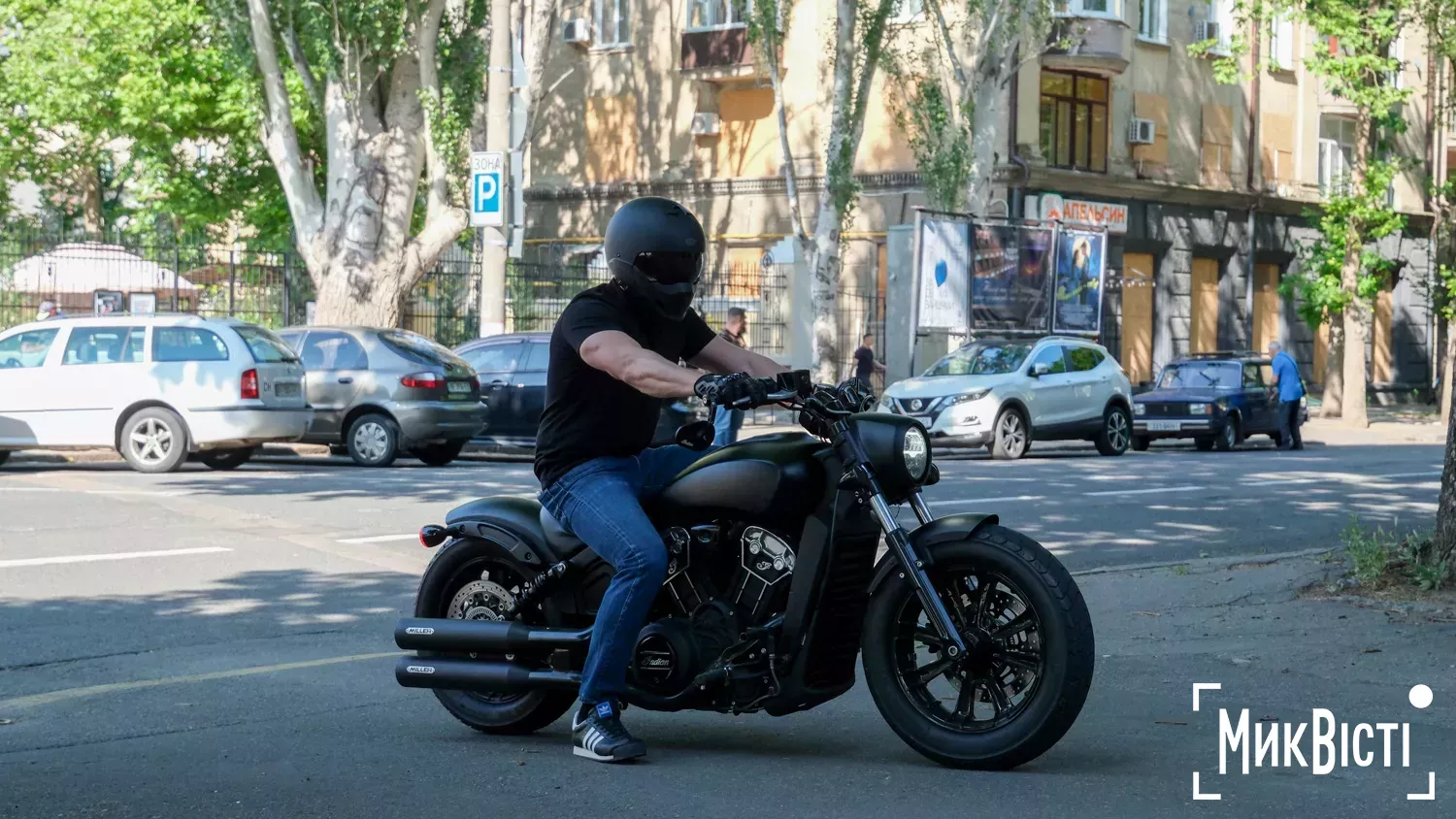 Мер Миколаєва Олександр Сєнкевич приїхав на роботу до міської ради на своєму мотоциклі, червень 2025 року, фото: НикВести