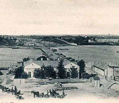 На початку 20 століття на набережній знаходилися громадські купальні. Фото: Південна Україна крізь віки