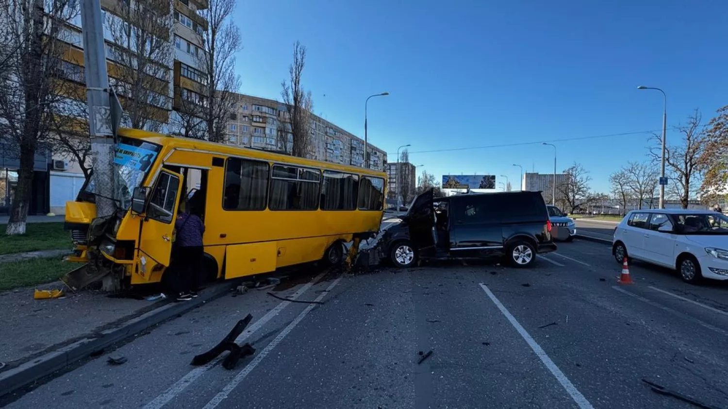 На вулиці Балківській в Одесі 7 квітня 2026 року зіткнулися маршрутка та автомобіль Volkswagen Transporter. Фото: Державне бюро розслідувань