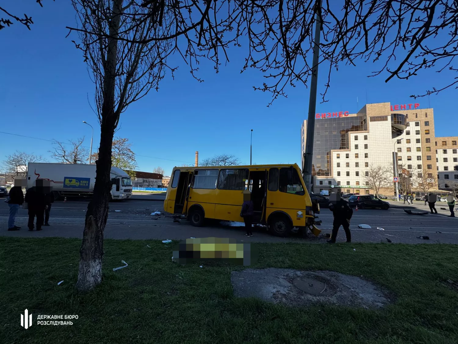 На вулиці Балківській в Одесі 7 квітня 2026 року зіткнулися маршрутка та автомобіль Volkswagen Transporter. Фото: Державне бюро розслідувань