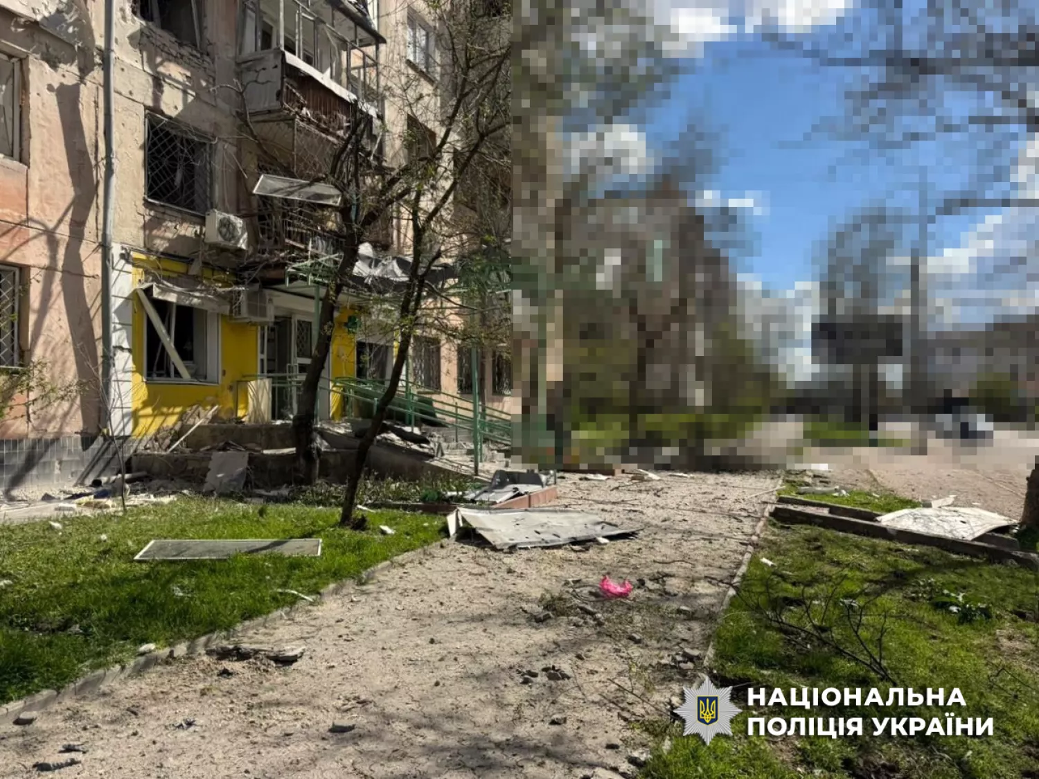 Наслідки обстрілу Корабельного району 7 квітня. Фото: Нацполіція