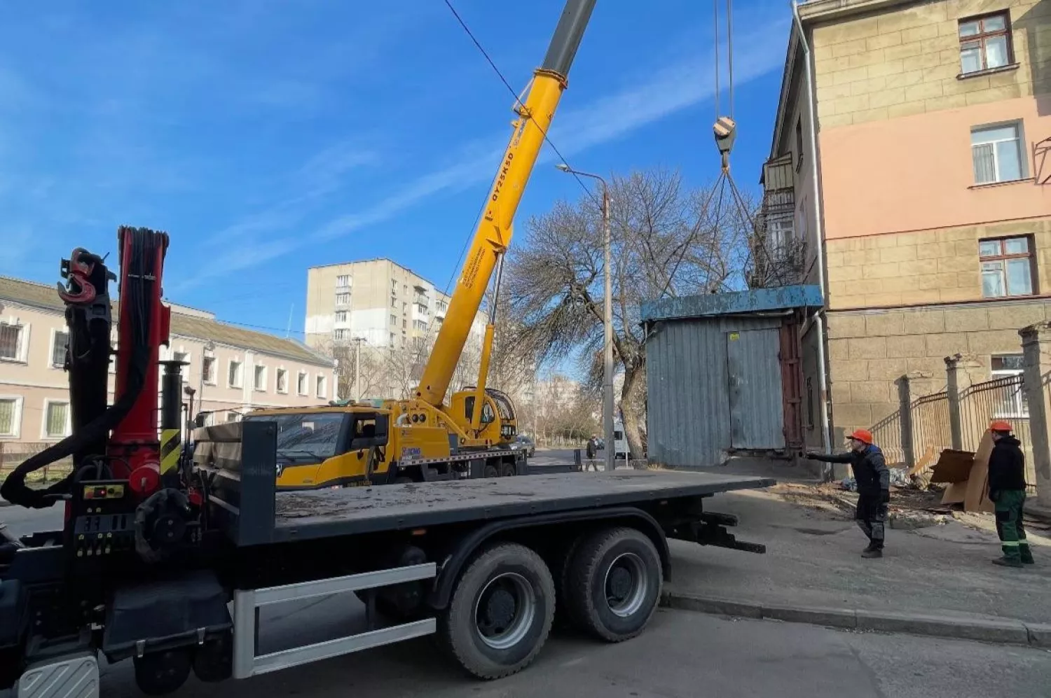 Демонтаж кіоску. Фото Миколаївської міської ради