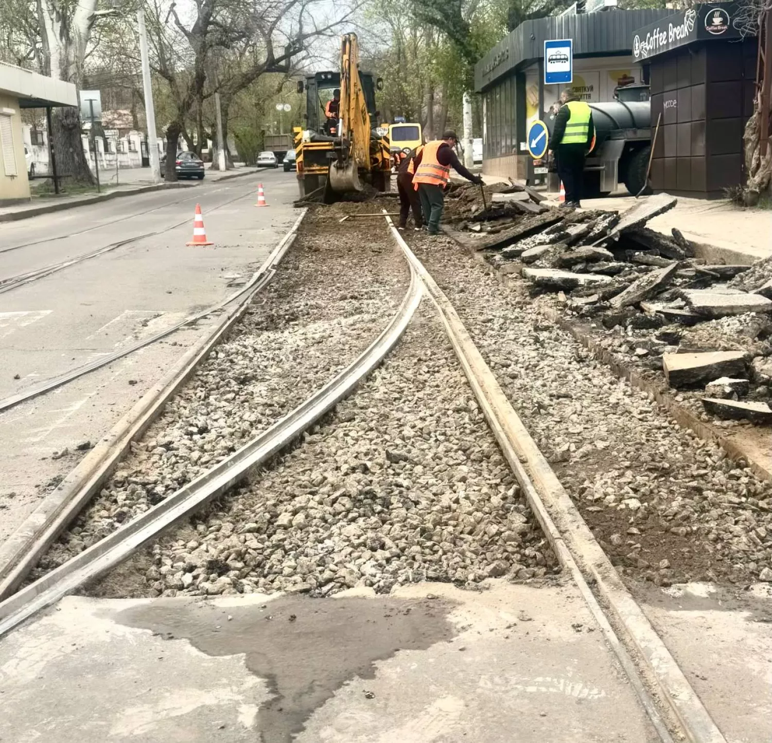 Ремонт дороги на перехресті біля трамвайної лінії: фото КП ММР &laquo;Миколаївелектротранс&raquo;