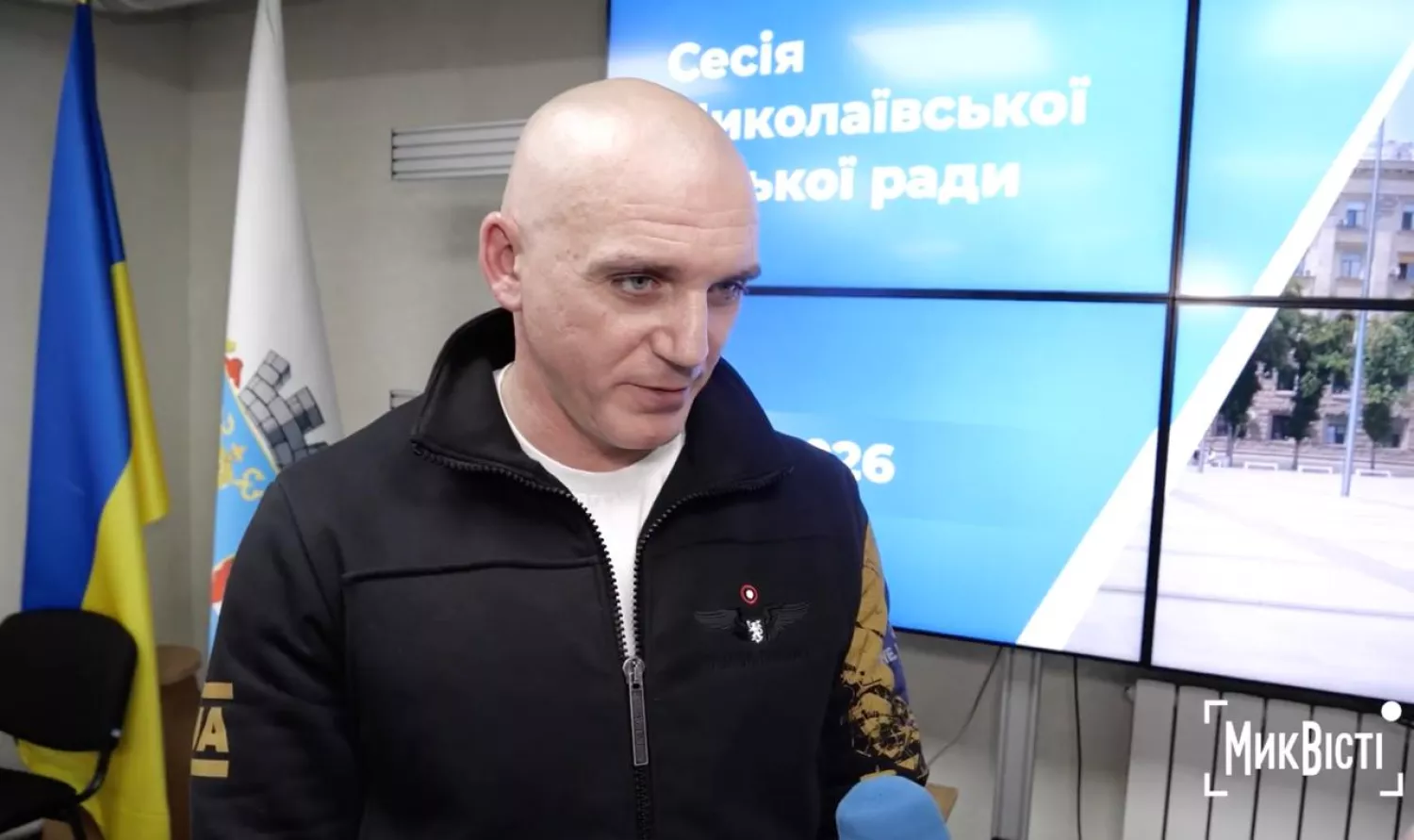 Олександр Сєнкевич відмовився відповідати, чи «за» будівництво АЗС у зеленій зоні. Фото: МикВісті