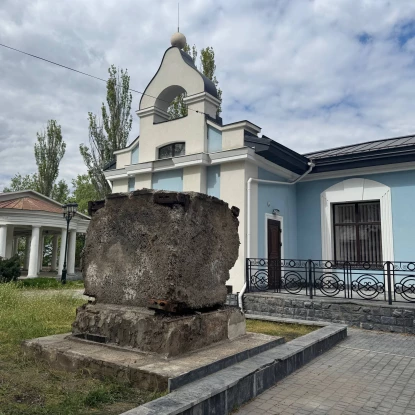 Біля шахового клубу Миколаєва прибрали знак на честь заснування міста. Фото: МикВісті