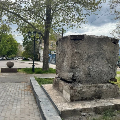 Біля шахового клубу Миколаєва прибрали знак на честь заснування міста. Фото: МикВісті