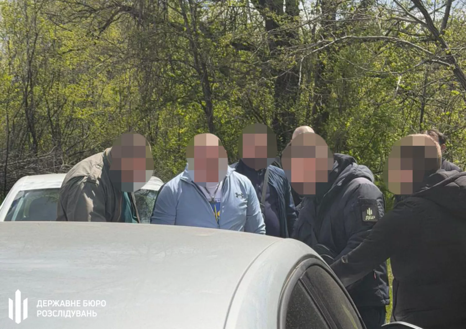 Силовики вручають підозру колишньому начальнику УСБУ у Миколаївській області. Фото: ДБР