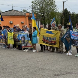 На Миколаївщині відбувся автопробіг на підтримку полонених і зниклих безвісти. Фото: Суспільне Миколаїв