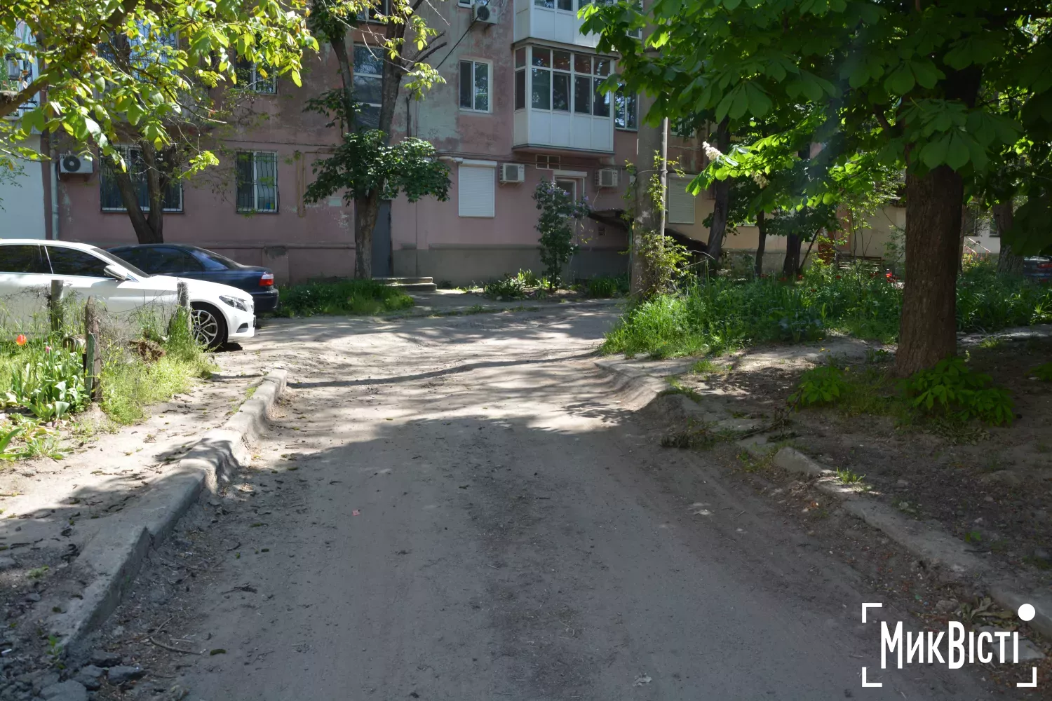 Стан тротуару по пр. Миру 9,9а,11 та вул. 1 Лінія 42,42а,44. Фото: НикВести