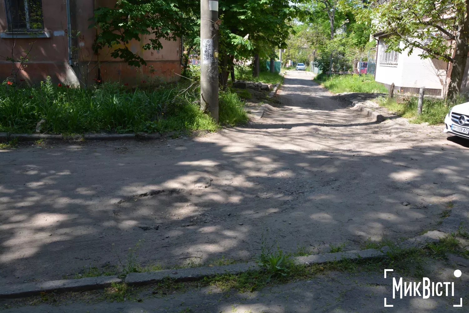 Стан тротуару по пр. Миру 9,9а,11 та вул. 1 Лінія 42,42а,44. Фото: НикВести