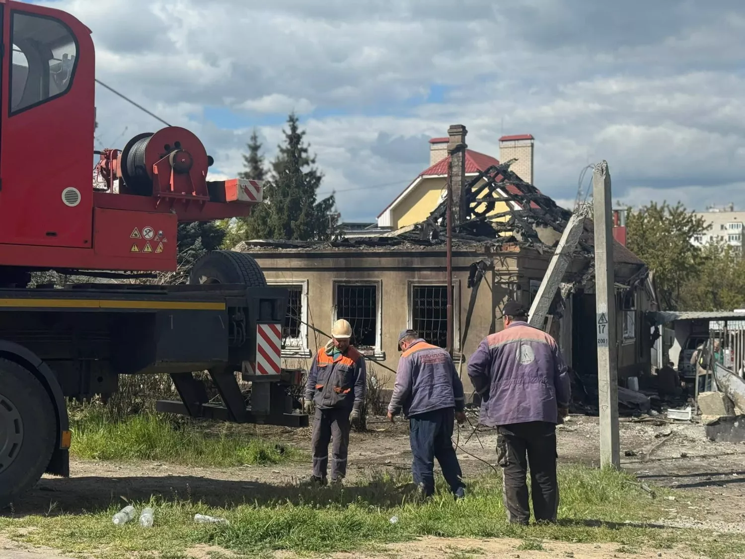 Фахівці лагодять енергетику Миколаєва після російського удару. Фото: Олександр Сєнкевич