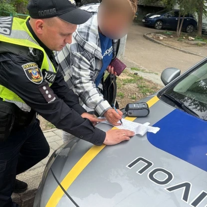 У Миколаєві водійку оштрафували за заїзд на Соборну площу. Фото: Патрульна поліція