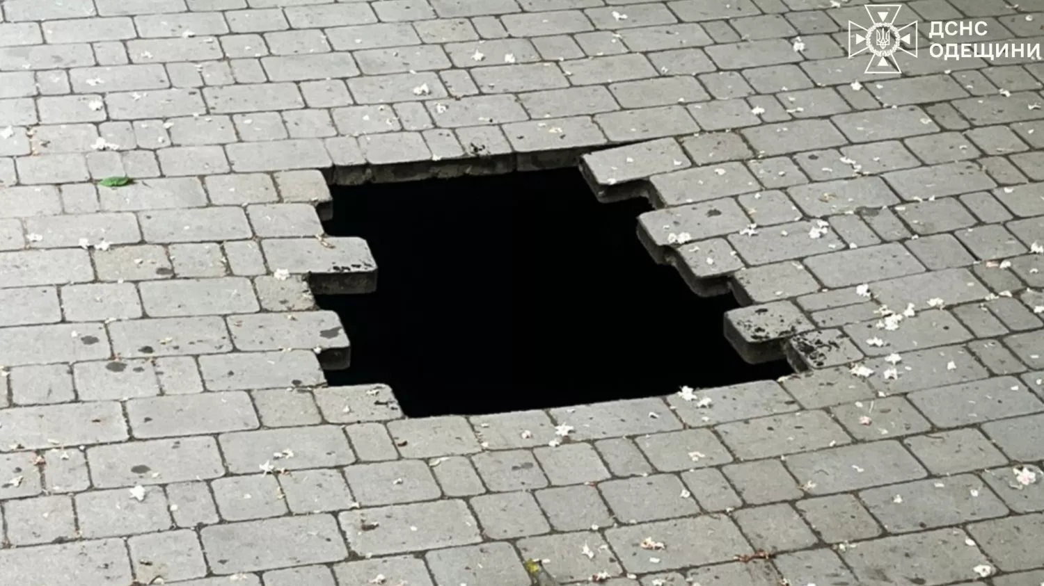 В Одесі дитина провалилася під тротуарну плитку, фото ДСНС