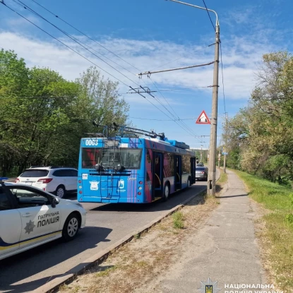 У Миколаєві поліція знайшла водія, який, ймовірно підрізав тролейбус. Фото: Нацполіція