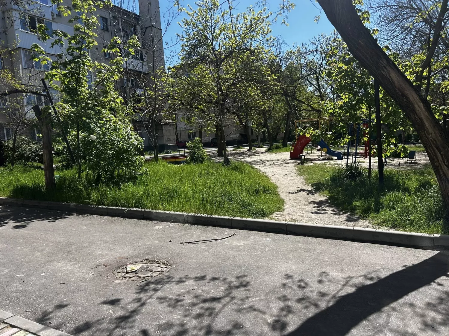 Територія біля будинку за адресою Велика Морська, 13. Фото: Тетяна Кудальцова