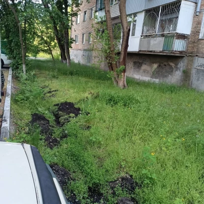 Територія біля будинку за адресою Курортна, 3-Б. Фото: Тетяна Ткаченко