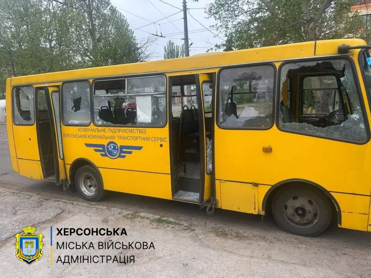 Російський дрон вдарив по маршрутці в Херсоні. Фото: МВА
