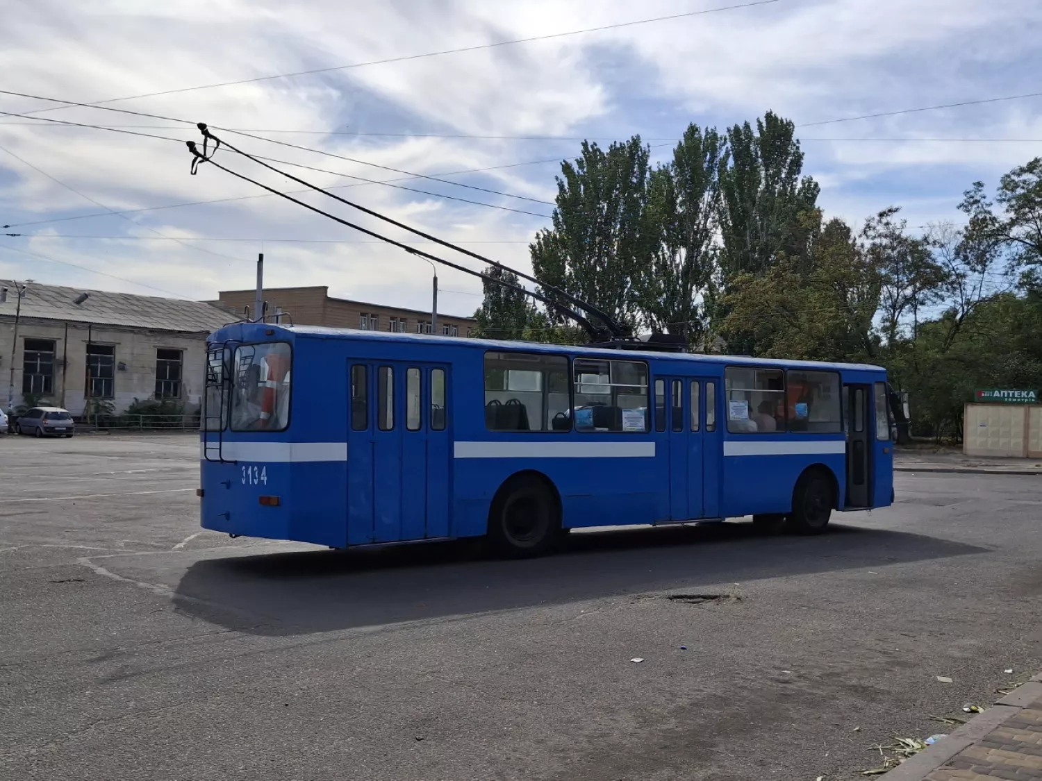 Тролейбус біля Привокзальної площі у Миколаєві. Фото: transphoto.org