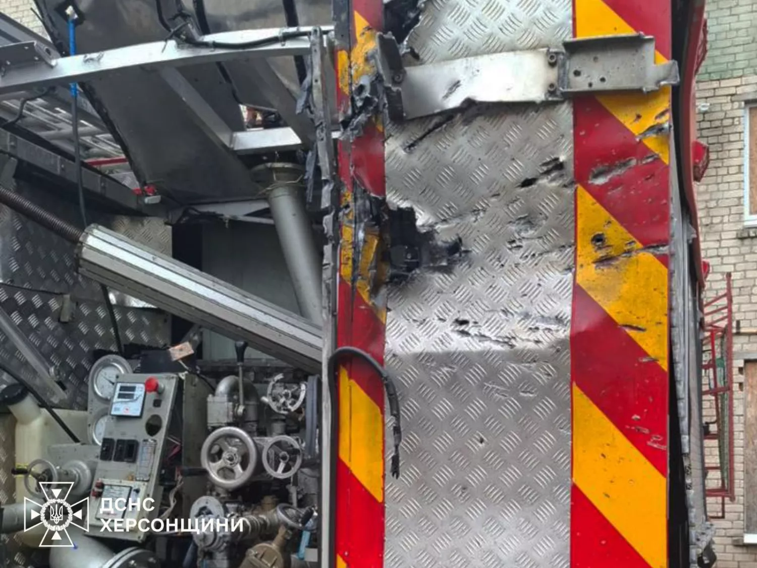 У Херсоні під час ліквідації пожежі росіяни атакували автомобіль ДСНС. Фото: ДСНС