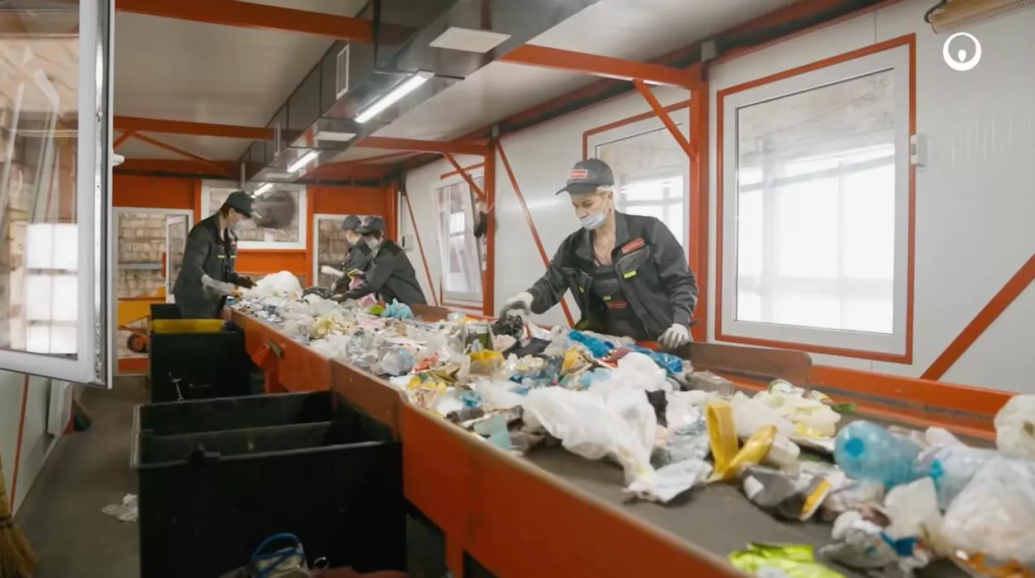 процес сотрування сміття. Скриншот з корпоративного відео компанії Veolia
