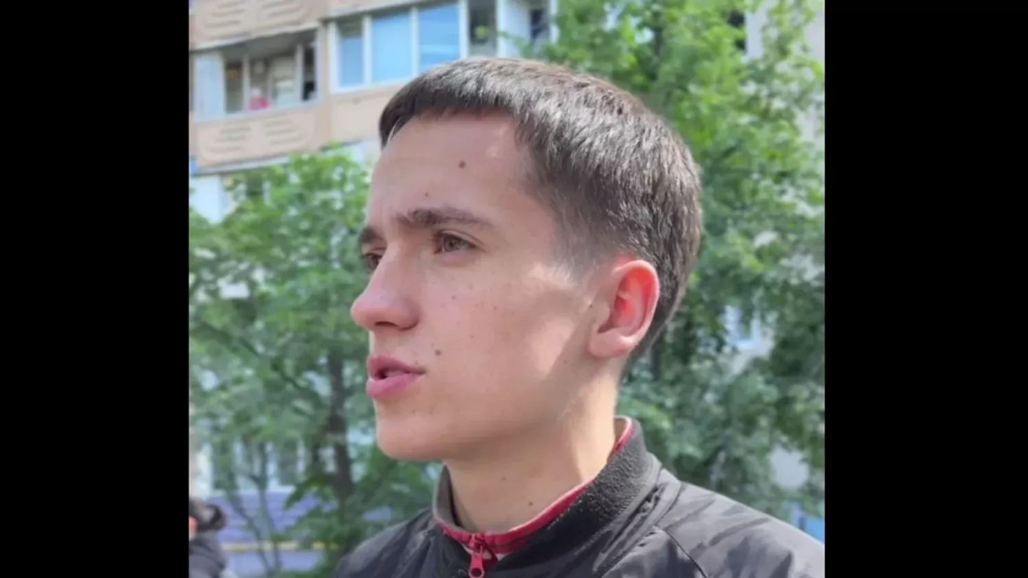 Юнак допомагав ДСНС діставати людей з-під завалів, фото Вікторія Коломієць hromadske