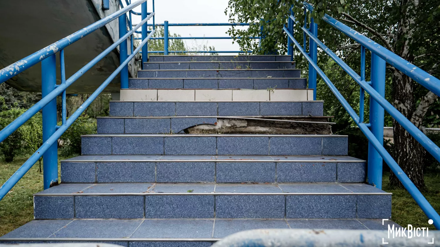 Занедбана територія навколо спортивного комплексу «Водолій» у Миколаєві. Фото: МикВісті