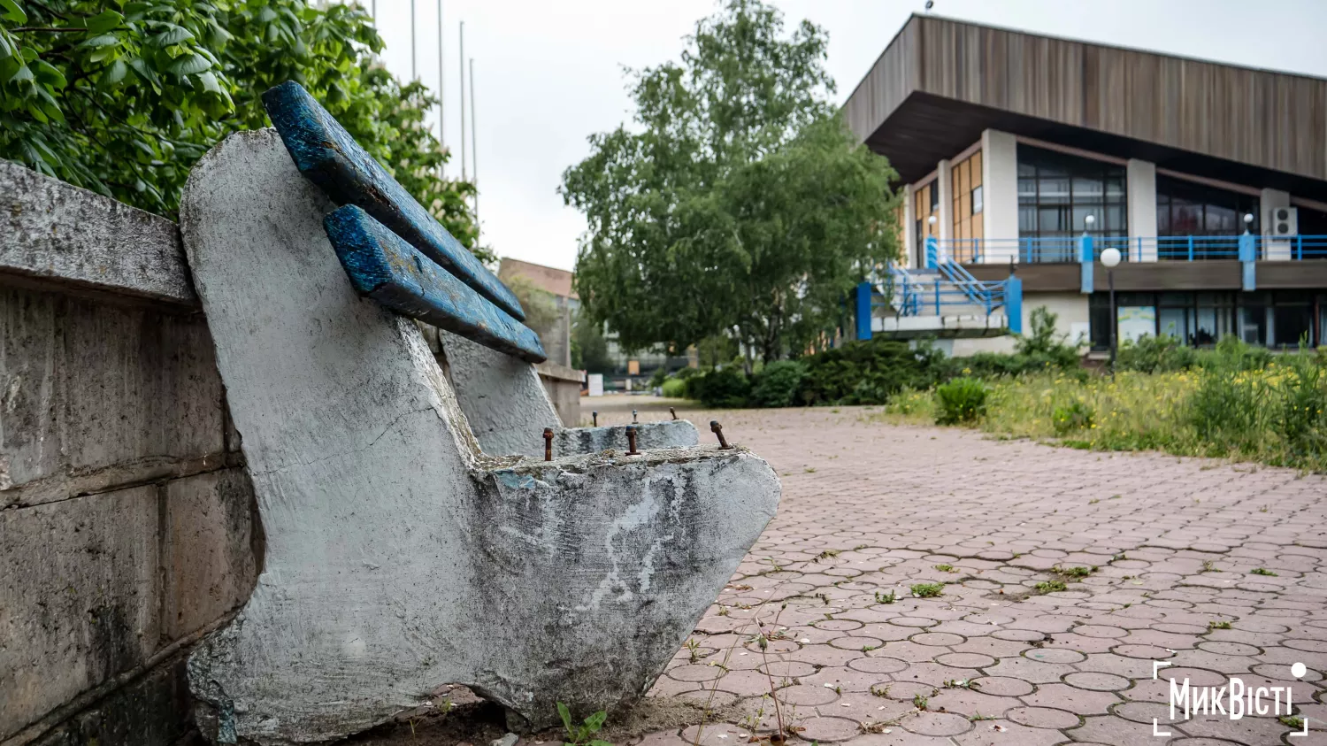 Занедбана територія навколо спортивного комплексу «Водолій» у Миколаєві. Фото: МикВісті