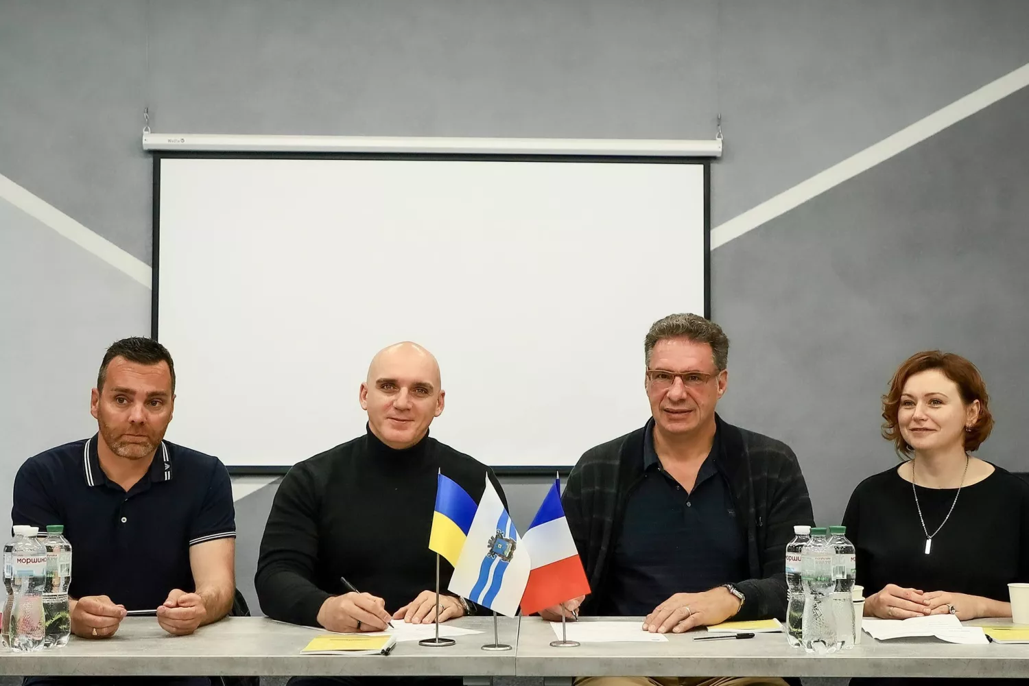 Французькі партнери передали Миколаєву дев’ять авто та три швидкі. Фото: Миколаївська міськрада